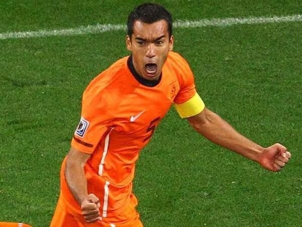 Giovanni van Bronckhorst là một trong những hậu vệ xuất sắc trong lịch sử bóng đá