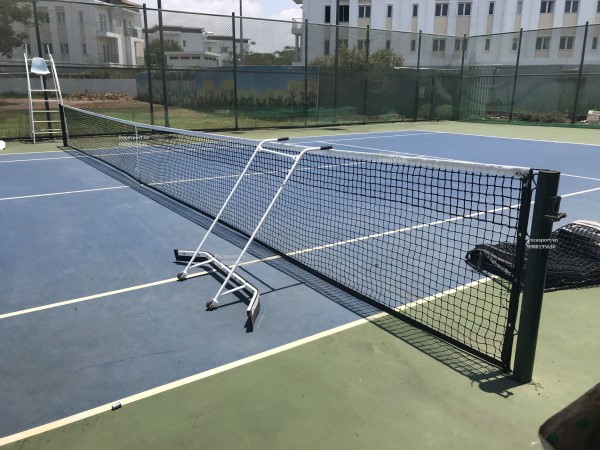 Lưới và cột trụ là phần không thể thiếu của sân tennis mini