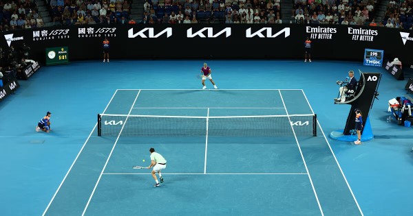 Tennis đơn là hình thức chơi giữa hai người