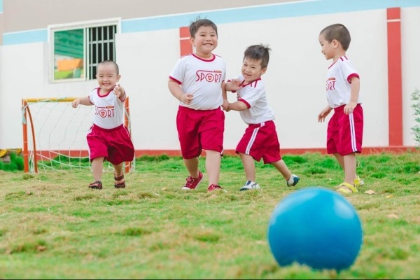 Trò chơi vận đông ngoài trời cho trẻ mầm non phát triển thể chất