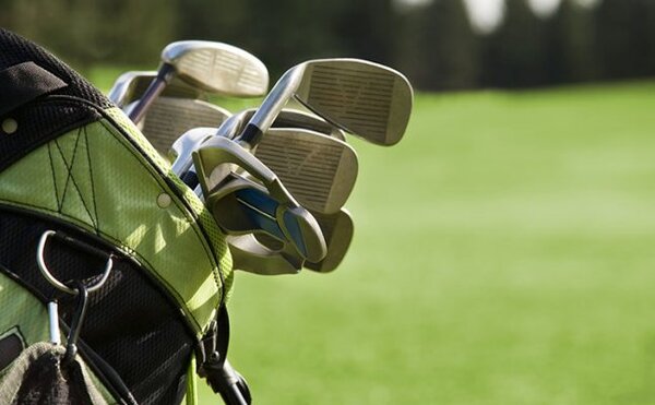 Giá của một bộ gậy golf là bao nhiêu?