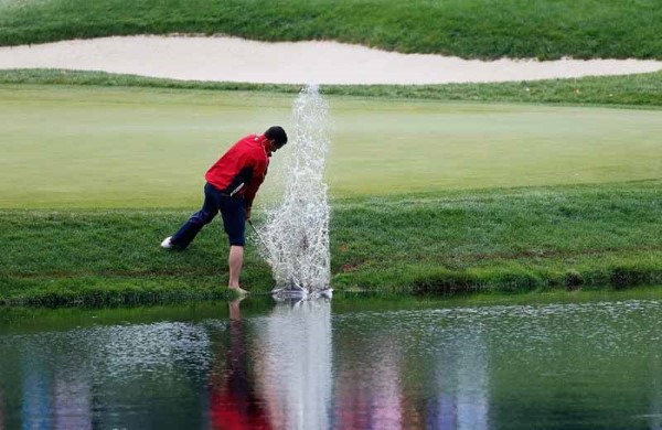 Hazards là những chướng ngại vật tự nhiên hoặc nhân tạo trên sân golf