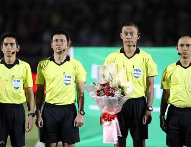 Có bao nhiêu trọng tài trong 1 trận bóng đá​? 
