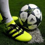 Giày đá bóng Adidas thường ôm sát hơn giày thông thường