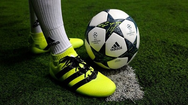 Giày đá bóng Adidas thường ôm sát hơn giày thông thường