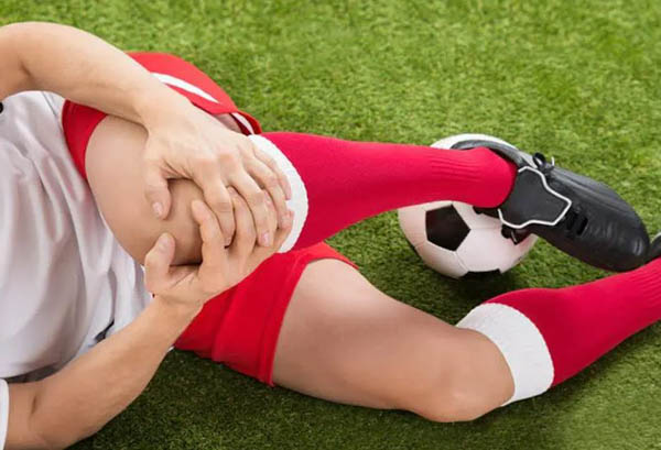 Nguyên nhân và biểu hiện của căng cơ khi đá bóng